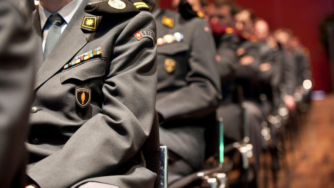 Pourquoi les uniformes de l armee suisse portent l indication du pays qu en francais Le Messager